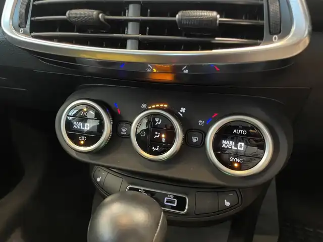フィアット ５００Ｘ 愛知県 2022(令4)年 2.1万km ベージュ 純正ディスプレイオーディオ　/Ｂｌｕｅｔｏｏｔｈ　/バックカメラ　/クルーズコントロール　/セーフティドライブアシスト　/レーンキープアシスト　/パーキングセンサー　/シートヒーター　/ＥＴＣ/プッシュスタート/ウィンカーミラー/アイドリングストップ