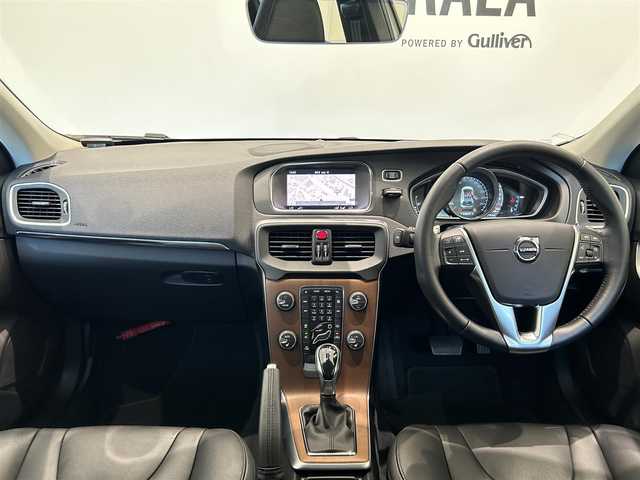 ボルボ Ｖ４０ D4 インスクリプション 福岡県 2018(平30)年 2.3万km 白 ＡＣＣ　/ＢＳＭ　/レーンキープ　/純正ナビ　/バックカメラ　/Ｈａｒｍａｎ／Ｋａｒｄｏｎ　/ＣＤ／ＤＶＤ　/黒レザーシート　/シートヒーター　/パワーシート　/コーナーセンサー　/ＬＥＤライト　/スマートキー　/ＥＴＣ