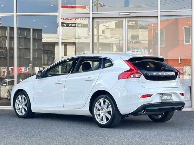 ボルボ Ｖ４０ D4 インスクリプション 福岡県 2018(平30)年 2.3万km 白 ＡＣＣ　/ＢＳＭ　/レーンキープ　/純正ナビ　/バックカメラ　/Ｈａｒｍａｎ／Ｋａｒｄｏｎ　/ＣＤ／ＤＶＤ　/黒レザーシート　/シートヒーター　/パワーシート　/コーナーセンサー　/ＬＥＤライト　/スマートキー　/ＥＴＣ