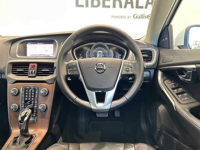 ボルボ Ｖ４０ D4 インスクリプション 福岡県 2018(平30)年 2.3万km 白 ＡＣＣ　/ＢＳＭ　/レーンキープ　/純正ナビ　/バックカメラ　/Ｈａｒｍａｎ／Ｋａｒｄｏｎ　/ＣＤ／ＤＶＤ　/黒レザーシート　/シートヒーター　/パワーシート　/コーナーセンサー　/ＬＥＤライト　/スマートキー　/ＥＴＣ