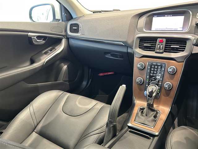 ボルボ Ｖ４０ D4 インスクリプション 福岡県 2018(平30)年 2.3万km 白 ＡＣＣ　/ＢＳＭ　/レーンキープ　/純正ナビ　/バックカメラ　/Ｈａｒｍａｎ／Ｋａｒｄｏｎ　/ＣＤ／ＤＶＤ　/黒レザーシート　/シートヒーター　/パワーシート　/コーナーセンサー　/ＬＥＤライト　/スマートキー　/ＥＴＣ