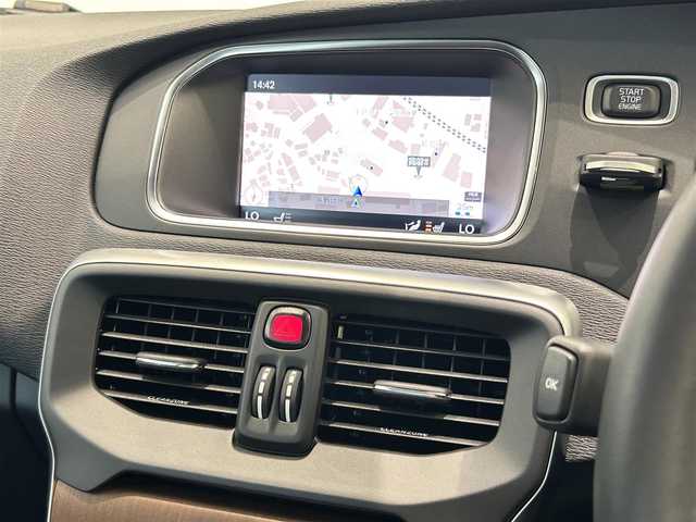 ボルボ Ｖ４０ D4 インスクリプション 福岡県 2018(平30)年 2.3万km 白 ＡＣＣ　/ＢＳＭ　/レーンキープ　/純正ナビ　/バックカメラ　/Ｈａｒｍａｎ／Ｋａｒｄｏｎ　/ＣＤ／ＤＶＤ　/黒レザーシート　/シートヒーター　/パワーシート　/コーナーセンサー　/ＬＥＤライト　/スマートキー　/ＥＴＣ
