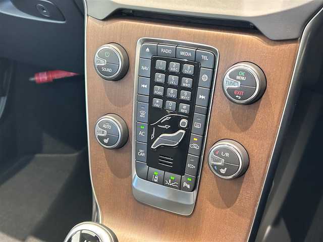 ボルボ Ｖ４０ D4 インスクリプション 福岡県 2018(平30)年 2.3万km 白 ＡＣＣ　/ＢＳＭ　/レーンキープ　/純正ナビ　/バックカメラ　/Ｈａｒｍａｎ／Ｋａｒｄｏｎ　/ＣＤ／ＤＶＤ　/黒レザーシート　/シートヒーター　/パワーシート　/コーナーセンサー　/ＬＥＤライト　/スマートキー　/ＥＴＣ