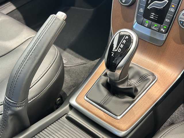 ボルボ Ｖ４０ D4 インスクリプション 福岡県 2018(平30)年 2.3万km 白 ＡＣＣ　/ＢＳＭ　/レーンキープ　/純正ナビ　/バックカメラ　/Ｈａｒｍａｎ／Ｋａｒｄｏｎ　/ＣＤ／ＤＶＤ　/黒レザーシート　/シートヒーター　/パワーシート　/コーナーセンサー　/ＬＥＤライト　/スマートキー　/ＥＴＣ