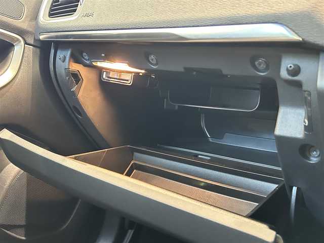 ボルボ Ｖ４０ D4 インスクリプション 福岡県 2018(平30)年 2.3万km 白 ＡＣＣ　/ＢＳＭ　/レーンキープ　/純正ナビ　/バックカメラ　/Ｈａｒｍａｎ／Ｋａｒｄｏｎ　/ＣＤ／ＤＶＤ　/黒レザーシート　/シートヒーター　/パワーシート　/コーナーセンサー　/ＬＥＤライト　/スマートキー　/ＥＴＣ