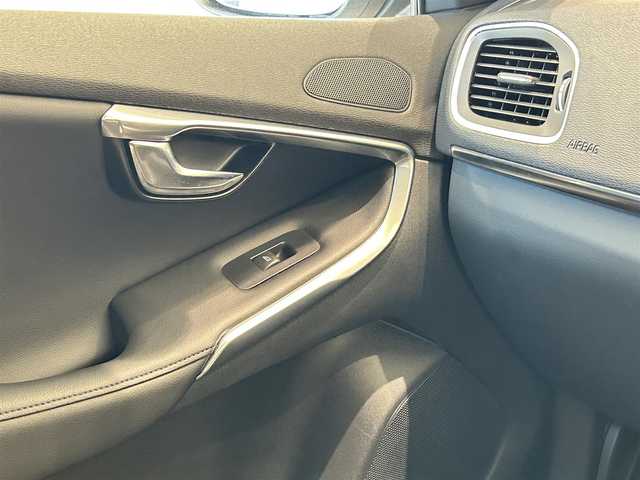 ボルボ Ｖ４０ D4 インスクリプション 福岡県 2018(平30)年 2.3万km 白 ＡＣＣ　/ＢＳＭ　/レーンキープ　/純正ナビ　/バックカメラ　/Ｈａｒｍａｎ／Ｋａｒｄｏｎ　/ＣＤ／ＤＶＤ　/黒レザーシート　/シートヒーター　/パワーシート　/コーナーセンサー　/ＬＥＤライト　/スマートキー　/ＥＴＣ