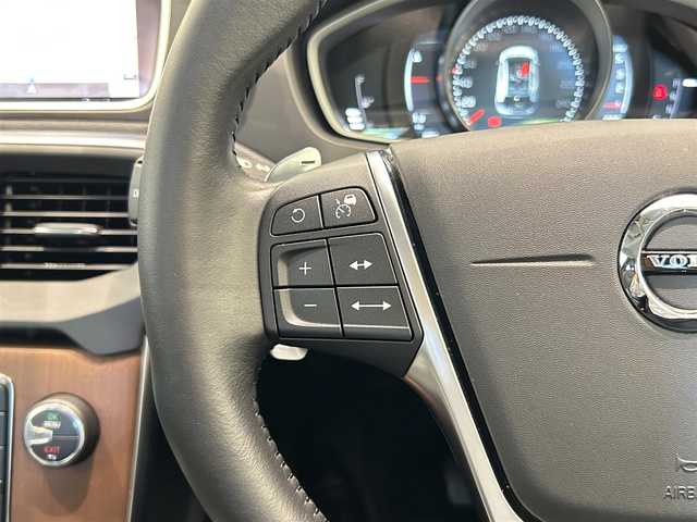 ボルボ Ｖ４０ D4 インスクリプション 福岡県 2018(平30)年 2.3万km 白 ＡＣＣ　/ＢＳＭ　/レーンキープ　/純正ナビ　/バックカメラ　/Ｈａｒｍａｎ／Ｋａｒｄｏｎ　/ＣＤ／ＤＶＤ　/黒レザーシート　/シートヒーター　/パワーシート　/コーナーセンサー　/ＬＥＤライト　/スマートキー　/ＥＴＣ