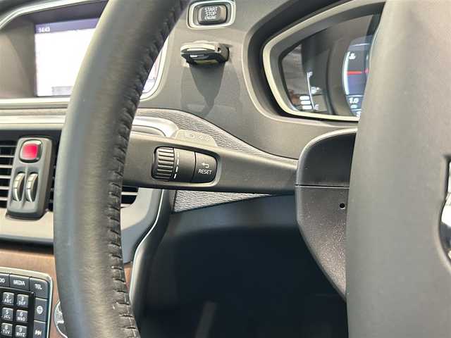 ボルボ Ｖ４０ D4 インスクリプション 福岡県 2018(平30)年 2.3万km 白 ＡＣＣ　/ＢＳＭ　/レーンキープ　/純正ナビ　/バックカメラ　/Ｈａｒｍａｎ／Ｋａｒｄｏｎ　/ＣＤ／ＤＶＤ　/黒レザーシート　/シートヒーター　/パワーシート　/コーナーセンサー　/ＬＥＤライト　/スマートキー　/ＥＴＣ