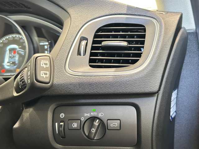 ボルボ Ｖ４０ D4 インスクリプション 福岡県 2018(平30)年 2.3万km 白 ＡＣＣ　/ＢＳＭ　/レーンキープ　/純正ナビ　/バックカメラ　/Ｈａｒｍａｎ／Ｋａｒｄｏｎ　/ＣＤ／ＤＶＤ　/黒レザーシート　/シートヒーター　/パワーシート　/コーナーセンサー　/ＬＥＤライト　/スマートキー　/ＥＴＣ