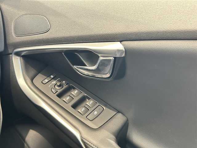 ボルボ Ｖ４０ D4 インスクリプション 福岡県 2018(平30)年 2.3万km 白 ＡＣＣ　/ＢＳＭ　/レーンキープ　/純正ナビ　/バックカメラ　/Ｈａｒｍａｎ／Ｋａｒｄｏｎ　/ＣＤ／ＤＶＤ　/黒レザーシート　/シートヒーター　/パワーシート　/コーナーセンサー　/ＬＥＤライト　/スマートキー　/ＥＴＣ