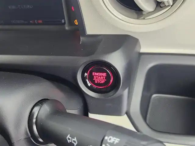 ホンダ Ｎ ＢＯＸ 愛知県 2024(令6)年 0.4万km クリスタルブラックパール ホンダセンシング/・衝突軽減ブレーキ/・先行車発進お知らせ機能/・歩行者事故低減ステアリング/・路外逸脱抑制機能/・標識認識機能/・渋滞追従機能付アダプティブクルーズコントロール/・線維持支援システム/・誤発進抑制機能/・後方誤発進抑制機能/・近距離衝突軽減ブレーキ/・急アクセル抑制機能/・パーキングセンサーシステム/・オートハイビーム/ホンダコネクト9インチナビ/（Bluetooth/フルセグTV/CD/DVD/USB/アップルカープレイ/アンドロイドオート）/バックカメラ/両側パワースライドドア/シートヒーター/ドライブレコーダー/純正フロアマット/ロールサンシェード/オートライト/スマートキー/電子パーキング/オートホールド/後席テーブル