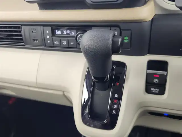 ホンダ Ｎ ＢＯＸ 愛知県 2024(令6)年 0.4万km クリスタルブラックパール ホンダセンシング/・衝突軽減ブレーキ/・先行車発進お知らせ機能/・歩行者事故低減ステアリング/・路外逸脱抑制機能/・標識認識機能/・渋滞追従機能付アダプティブクルーズコントロール/・線維持支援システム/・誤発進抑制機能/・後方誤発進抑制機能/・近距離衝突軽減ブレーキ/・急アクセル抑制機能/・パーキングセンサーシステム/・オートハイビーム/ホンダコネクト9インチナビ/（Bluetooth/フルセグTV/CD/DVD/USB/アップルカープレイ/アンドロイドオート）/バックカメラ/両側パワースライドドア/シートヒーター/ドライブレコーダー/純正フロアマット/ロールサンシェード/オートライト/スマートキー/電子パーキング/オートホールド/後席テーブル