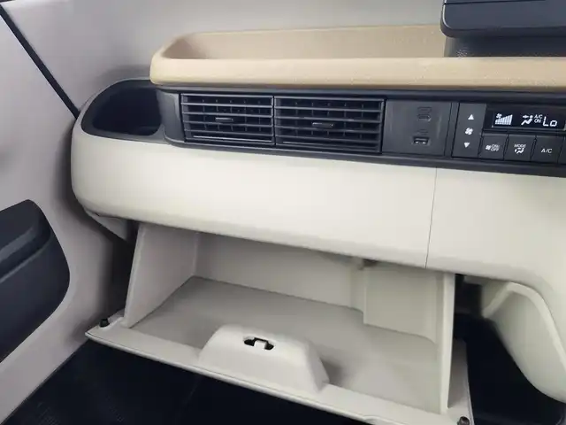 ホンダ Ｎ ＢＯＸ 愛知県 2024(令6)年 0.4万km クリスタルブラックパール ホンダセンシング/・衝突軽減ブレーキ/・先行車発進お知らせ機能/・歩行者事故低減ステアリング/・路外逸脱抑制機能/・標識認識機能/・渋滞追従機能付アダプティブクルーズコントロール/・線維持支援システム/・誤発進抑制機能/・後方誤発進抑制機能/・近距離衝突軽減ブレーキ/・急アクセル抑制機能/・パーキングセンサーシステム/・オートハイビーム/ホンダコネクト9インチナビ/（Bluetooth/フルセグTV/CD/DVD/USB/アップルカープレイ/アンドロイドオート）/バックカメラ/両側パワースライドドア/シートヒーター/ドライブレコーダー/純正フロアマット/ロールサンシェード/オートライト/スマートキー/電子パーキング/オートホールド/後席テーブル