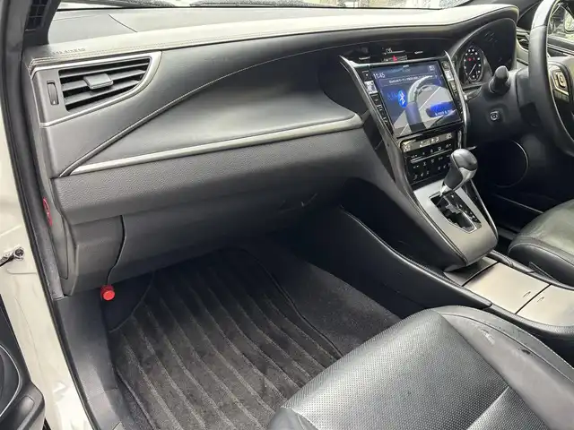 トヨタ ハリアー プレミアム メタル&レザーP 滋賀県 2019(平31)年 6.6万km ホワイトパールクリスタルシャイン ALPINE製10インチナビ/【Bluetooth/CD/DVD/フルセグTV/HDMI】/モデリスタエアロ/レザーシート/バックカメラ/レーダークルーズコントロール/レーンディパーチャーアラート/クリアランスソナー/プリクラッシュセーフティ/LEDヘッドライト/オートマチックハイビーム/D/Nパワーシート/D/Nシートヒーター/D/Nベンチレーション/ビルトインETC/前後ドライブレコーダー/パワーバックドア/電動パーキングブレーキ/オートマブレーキホールド/プッシュスタート/スマートキー/ステアリングリモコン