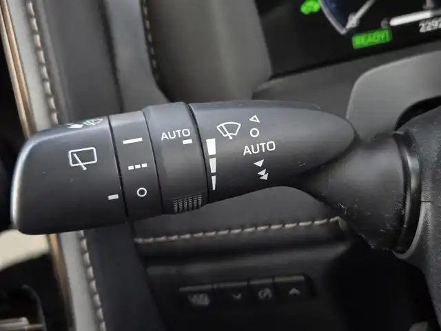 トヨタ アルファードハイブリット Z 鹿児島県 2024(令6)年 2.3万km ゴールド ユニバーサルステップ　/１３．２インチ後席フリップダウンモニター　/純正ドライブレコーダー　/左右独立ムーンルーフ　/全席シートヒーター　/全席ベンチレーション　/全席パワーシート　/パノラミックビューモニター/ステアリングヒーター/デジタルインナーミラー/レーダークルーズコントロール/パワーバックドア/純正ディスプレイオーディオ/Bluetoothオーディオ/フルセグテレビ/テレビキャンセラー/純正アルミホイール(18インチ)/横滑り防止装置/レーンキープアシスト/プッシュスタート/スマートキー/エアバッグ(W+サイド)/カーテンエアバッグ