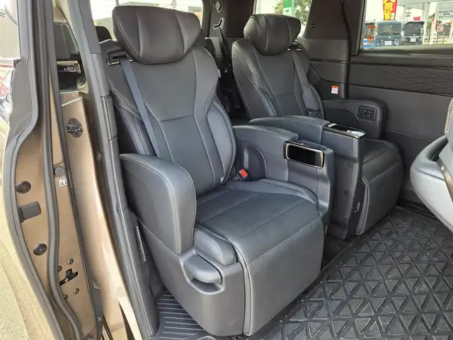 トヨタ アルファードハイブリット Z 鹿児島県 2024(令6)年 2.3万km ゴールド ユニバーサルステップ　/１３．２インチ後席フリップダウンモニター　/純正ドライブレコーダー　/左右独立ムーンルーフ　/全席シートヒーター　/全席ベンチレーション　/全席パワーシート　/パノラミックビューモニター/ステアリングヒーター/デジタルインナーミラー/レーダークルーズコントロール/パワーバックドア/純正ディスプレイオーディオ/Bluetoothオーディオ/フルセグテレビ/テレビキャンセラー/純正アルミホイール(18インチ)/横滑り防止装置/レーンキープアシスト/プッシュスタート/スマートキー/エアバッグ(W+サイド)/カーテンエアバッグ