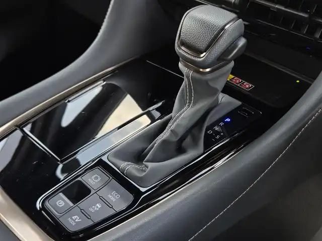 トヨタ アルファードハイブリット Z 鹿児島県 2024(令6)年 2.3万km ゴールド ユニバーサルステップ　/１３．２インチ後席フリップダウンモニター　/純正ドライブレコーダー　/左右独立ムーンルーフ　/全席シートヒーター　/全席ベンチレーション　/全席パワーシート　/パノラミックビューモニター/ステアリングヒーター/デジタルインナーミラー/レーダークルーズコントロール/パワーバックドア/純正ディスプレイオーディオ/Bluetoothオーディオ/フルセグテレビ/テレビキャンセラー/純正アルミホイール(18インチ)/横滑り防止装置/レーンキープアシスト/プッシュスタート/スマートキー/エアバッグ(W+サイド)/カーテンエアバッグ