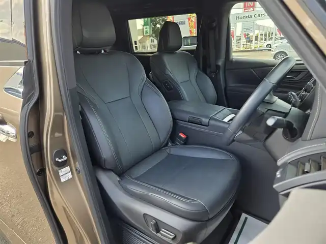 トヨタ アルファードハイブリット Z 鹿児島県 2024(令6)年 2.3万km ゴールド ユニバーサルステップ　/１３．２インチ後席フリップダウンモニター　/純正ドライブレコーダー　/左右独立ムーンルーフ　/全席シートヒーター　/全席ベンチレーション　/全席パワーシート　/パノラミックビューモニター/ステアリングヒーター/デジタルインナーミラー/レーダークルーズコントロール/パワーバックドア/純正ディスプレイオーディオ/Bluetoothオーディオ/フルセグテレビ/テレビキャンセラー/純正アルミホイール(18インチ)/横滑り防止装置/レーンキープアシスト/プッシュスタート/スマートキー/エアバッグ(W+サイド)/カーテンエアバッグ