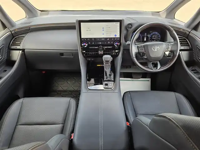 トヨタ アルファードハイブリット Z 鹿児島県 2024(令6)年 2.3万km ゴールド ユニバーサルステップ　/１３．２インチ後席フリップダウンモニター　/純正ドライブレコーダー　/左右独立ムーンルーフ　/全席シートヒーター　/全席ベンチレーション　/全席パワーシート　/パノラミックビューモニター/ステアリングヒーター/デジタルインナーミラー/レーダークルーズコントロール/パワーバックドア/純正ディスプレイオーディオ/Bluetoothオーディオ/フルセグテレビ/テレビキャンセラー/純正アルミホイール(18インチ)/横滑り防止装置/レーンキープアシスト/プッシュスタート/スマートキー/エアバッグ(W+サイド)/カーテンエアバッグ