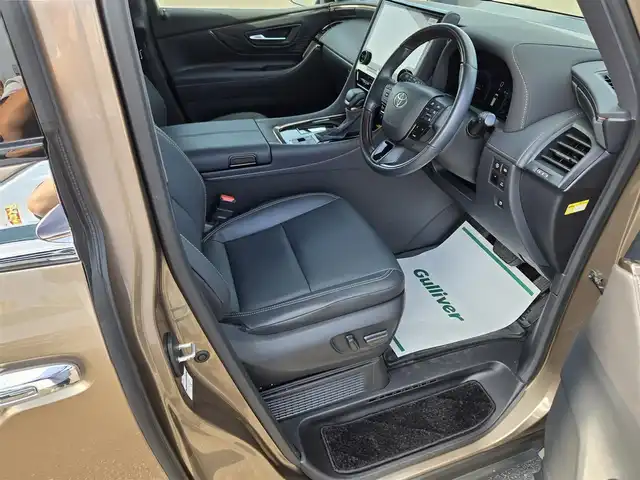 トヨタ アルファードハイブリット Z 鹿児島県 2024(令6)年 2.3万km ゴールド ユニバーサルステップ　/１３．２インチ後席フリップダウンモニター　/純正ドライブレコーダー　/左右独立ムーンルーフ　/全席シートヒーター　/全席ベンチレーション　/全席パワーシート　/パノラミックビューモニター/ステアリングヒーター/デジタルインナーミラー/レーダークルーズコントロール/パワーバックドア/純正ディスプレイオーディオ/Bluetoothオーディオ/フルセグテレビ/テレビキャンセラー/純正アルミホイール(18インチ)/横滑り防止装置/レーンキープアシスト/プッシュスタート/スマートキー/エアバッグ(W+サイド)/カーテンエアバッグ