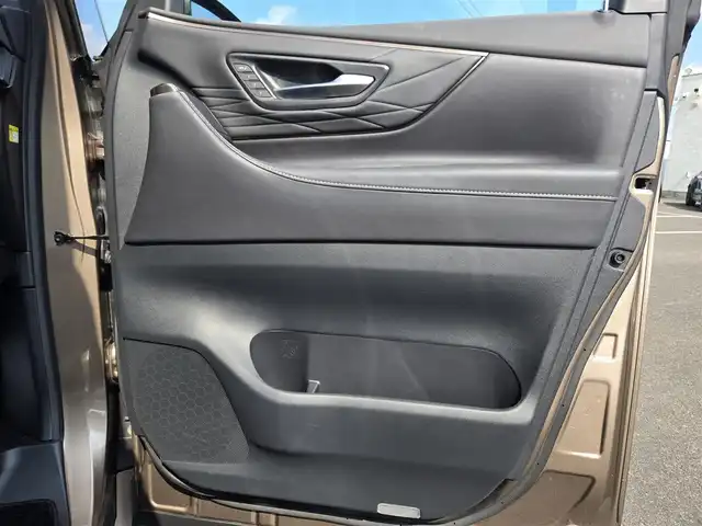 トヨタ アルファードハイブリット Z 鹿児島県 2024(令6)年 2.3万km ゴールド ユニバーサルステップ　/１３．２インチ後席フリップダウンモニター　/純正ドライブレコーダー　/左右独立ムーンルーフ　/全席シートヒーター　/全席ベンチレーション　/全席パワーシート　/パノラミックビューモニター/ステアリングヒーター/デジタルインナーミラー/レーダークルーズコントロール/パワーバックドア/純正ディスプレイオーディオ/Bluetoothオーディオ/フルセグテレビ/テレビキャンセラー/純正アルミホイール(18インチ)/横滑り防止装置/レーンキープアシスト/プッシュスタート/スマートキー/エアバッグ(W+サイド)/カーテンエアバッグ