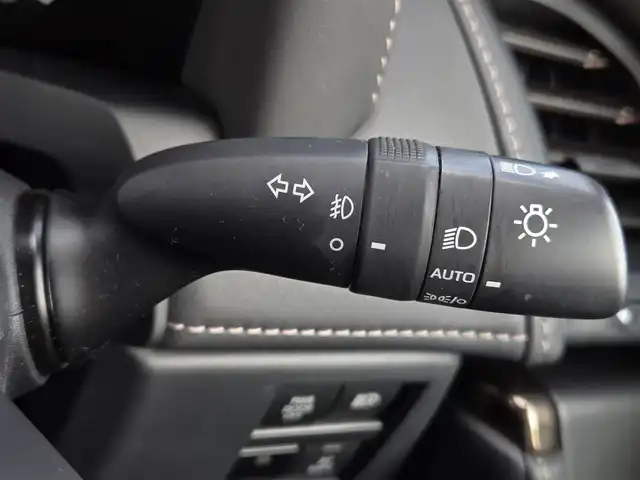 トヨタ アルファードハイブリット Z 鹿児島県 2024(令6)年 2.3万km ゴールド ユニバーサルステップ　/１３．２インチ後席フリップダウンモニター　/純正ドライブレコーダー　/左右独立ムーンルーフ　/全席シートヒーター　/全席ベンチレーション　/全席パワーシート　/パノラミックビューモニター/ステアリングヒーター/デジタルインナーミラー/レーダークルーズコントロール/パワーバックドア/純正ディスプレイオーディオ/Bluetoothオーディオ/フルセグテレビ/テレビキャンセラー/純正アルミホイール(18インチ)/横滑り防止装置/レーンキープアシスト/プッシュスタート/スマートキー/エアバッグ(W+サイド)/カーテンエアバッグ