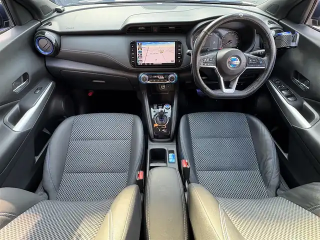 日産 キックス X 滋賀県 2021(令3)年 3.4万km ダークブルー 純正9インチナビ/(CD/DVD/Bluetooth/フルセグTV)/プロパイロット/ルーフレール/アラウンドビューモニター/レーダークルーズコントロール/クリアランスソナー/純正デジタルインナーミラー/ドライブレコーダー/シートヒーター/ステアリングヒーター/ハーフレザーシート/オートライト/LEDヘッドライト/スマートキー