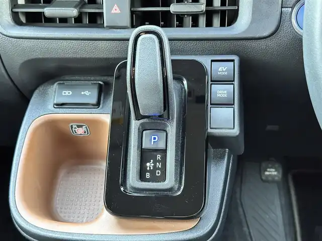 トヨタ シエンタ ハイブリッド Z 宮城県 2023(令5)年 6万km アーバンカーキ ディスプレイオーディオプラス/・10.5インチディスプレイオーディオ/・車載ナビ/・地デジTV/アクセサリーコンセント（AC100V/1500W）/＝＝＝/セーフティセンス/・プリクラッシュセーフティ/・レーントレーシングアシスト/・レーンディパーチャーアラート/・レーダークルーズコントロール（停止保持機能有）/・アダプティブハイビームシステム/・ロードサインアシスト/・ドライバー異常時対応システム/・プロアクティブドライビングアシスト/・発進遅れ告知機能/パーキングサポートブレーキ（前後方静止物/後方接近車両）/ブラインドスポットモニター/ビルトインETC/通信用USB端子（タイプA）/充電用USB端子（タイプC）/ハンズフリーパワースライドドア（両側）/サンシェード（スライドドア）/革巻きステアリング/ステアリングスイッチ/LEDヘッドランプ/オートライト/スマートキー＆プッシュスタート/電動格納ミラー/純正フロアマット/純正ドアバイザー/W/サイド/カーテンエアバッグ