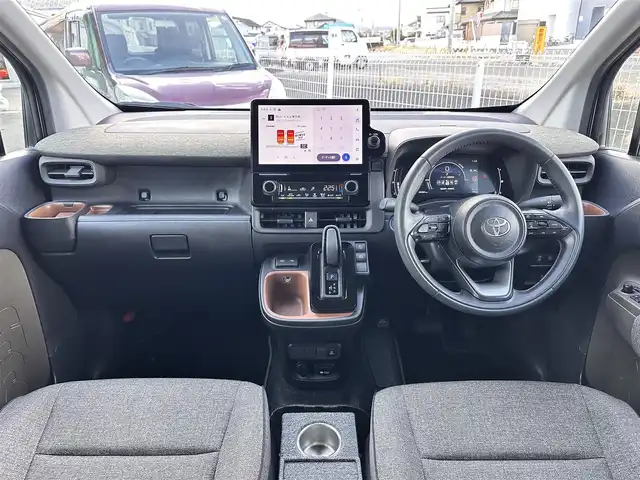 トヨタ シエンタ ハイブリッド Z 宮城県 2023(令5)年 6万km アーバンカーキ ディスプレイオーディオプラス/・10.5インチディスプレイオーディオ/・車載ナビ/・地デジTV/アクセサリーコンセント（AC100V/1500W）/＝＝＝/セーフティセンス/・プリクラッシュセーフティ/・レーントレーシングアシスト/・レーンディパーチャーアラート/・レーダークルーズコントロール（停止保持機能有）/・アダプティブハイビームシステム/・ロードサインアシスト/・ドライバー異常時対応システム/・プロアクティブドライビングアシスト/・発進遅れ告知機能/パーキングサポートブレーキ（前後方静止物/後方接近車両）/ブラインドスポットモニター/ビルトインETC/通信用USB端子（タイプA）/充電用USB端子（タイプC）/ハンズフリーパワースライドドア（両側）/サンシェード（スライドドア）/革巻きステアリング/ステアリングスイッチ/LEDヘッドランプ/オートライト/スマートキー＆プッシュスタート/電動格納ミラー/純正フロアマット/純正ドアバイザー/W/サイド/カーテンエアバッグ