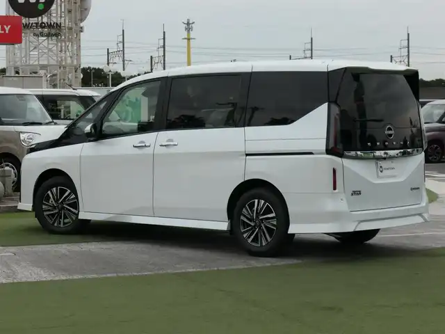 日産 セレナ e－パワー ハイウェイスター V 千葉県 2025(令7)年 0.1万km未満 プリズムホワイト e-POWER　ハイウエイスターV　ヘッドランプ オートレベライザー+アダプティブLEDヘッドライトシステム+インテリジェント アラウンドビューモニター（移動物 検知機能付）+インテリジェント ルームミラー+アドバンスドドライブアシストディスプレイ（12.3インチカラーディスプレイ）+統合型インターフェースディスプレイ+ワイヤレス充電器+6スピーカー+NissanConnectナビゲーションシステム（地デジ内蔵）+車載通信ユニット（TCU［Telematics Control Unit］）+ETC2.0ユニット（ビルトインタイプ）+ドライブレコーダー（前後セット）+プロパイロット（ナビリンク機能付）+プロパイロット緊急停止支援システム（SOSコール機能付）+SOSコール（488400円）/エマージェンシーブレーキ/プロパイロット/インテリジェントクルーズコントロール/インテリジェントルームミラー/ハンズフリー両側パワースライドドア/ワイヤレス充電/純正コネクトナビ/地デジTV/【Bluetooth接続】/アラウンドビューモニター/革巻きステアリング/ステアリングスイッチ/ETC（2.0）/LEDヘッドライト/フォグライト/ウインカーミラー/コーナーセンサー/サイド/カーテンエアバッグ