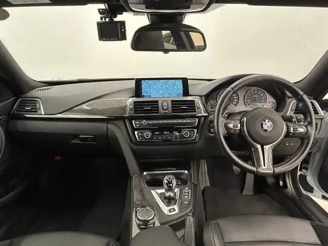 ＢＭＷ Ｍ４ クーペ 岡山県 2016(平28)年 4.4万km シルバーストーンⅡ 純正HDDナビ/リアカメラ/フルセグ/Bluetooth/HUD/衝突警告/インテリジェントセーフティー/車線逸脱警告/Mドライブセレクト/社外19インチAW/カーボンインテリアトリム/カーボンステアリング/黒本革シート/ミラー一体型ETC/パドルシフト/コンフォートアクセス/LEDヘッドライト/オートライト/ドラレコ（F）
