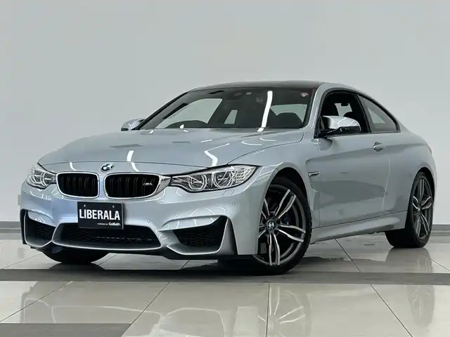 ＢＭＷ Ｍ４ クーペ 岡山県 2016(平28)年 4.4万km シルバーストーンⅡ 純正HDDナビ/リアカメラ/フルセグ/Bluetooth/HUD/衝突警告/インテリジェントセーフティー/車線逸脱警告/Mドライブセレクト/社外19インチAW/カーボンインテリアトリム/カーボンステアリング/黒本革シート/ミラー一体型ETC/パドルシフト/コンフォートアクセス/LEDヘッドライト/オートライト/ドラレコ（F）