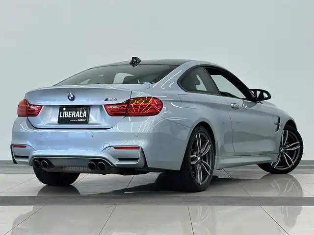 ＢＭＷ Ｍ４ クーペ 岡山県 2016(平28)年 4.4万km シルバーストーンⅡ 純正HDDナビ/リアカメラ/フルセグ/Bluetooth/HUD/衝突警告/インテリジェントセーフティー/車線逸脱警告/Mドライブセレクト/社外19インチAW/カーボンインテリアトリム/カーボンステアリング/黒本革シート/ミラー一体型ETC/パドルシフト/コンフォートアクセス/LEDヘッドライト/オートライト/ドラレコ（F）