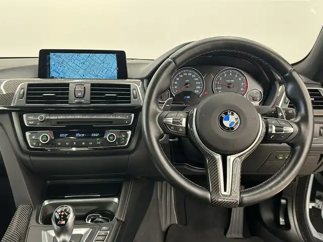ＢＭＷ Ｍ４ クーペ 岡山県 2016(平28)年 4.4万km シルバーストーンⅡ 純正HDDナビ/リアカメラ/フルセグ/Bluetooth/HUD/衝突警告/インテリジェントセーフティー/車線逸脱警告/Mドライブセレクト/社外19インチAW/カーボンインテリアトリム/カーボンステアリング/黒本革シート/ミラー一体型ETC/パドルシフト/コンフォートアクセス/LEDヘッドライト/オートライト/ドラレコ（F）