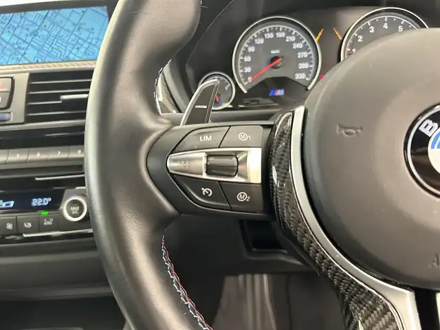 ＢＭＷ Ｍ４ クーペ 岡山県 2016(平28)年 4.4万km シルバーストーンⅡ 純正HDDナビ/リアカメラ/フルセグ/Bluetooth/HUD/衝突警告/インテリジェントセーフティー/車線逸脱警告/Mドライブセレクト/社外19インチAW/カーボンインテリアトリム/カーボンステアリング/黒本革シート/ミラー一体型ETC/パドルシフト/コンフォートアクセス/LEDヘッドライト/オートライト/ドラレコ（F）