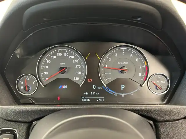 ＢＭＷ Ｍ４ クーペ 岡山県 2016(平28)年 4.4万km シルバーストーンⅡ 純正HDDナビ/リアカメラ/フルセグ/Bluetooth/HUD/衝突警告/インテリジェントセーフティー/車線逸脱警告/Mドライブセレクト/社外19インチAW/カーボンインテリアトリム/カーボンステアリング/黒本革シート/ミラー一体型ETC/パドルシフト/コンフォートアクセス/LEDヘッドライト/オートライト/ドラレコ（F）