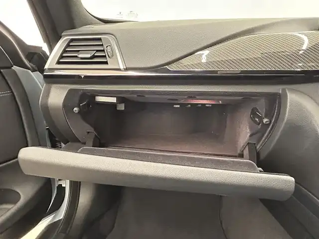 ＢＭＷ Ｍ４ クーペ 岡山県 2016(平28)年 4.4万km シルバーストーンⅡ 純正HDDナビ/リアカメラ/フルセグ/Bluetooth/HUD/衝突警告/インテリジェントセーフティー/車線逸脱警告/Mドライブセレクト/社外19インチAW/カーボンインテリアトリム/カーボンステアリング/黒本革シート/ミラー一体型ETC/パドルシフト/コンフォートアクセス/LEDヘッドライト/オートライト/ドラレコ（F）