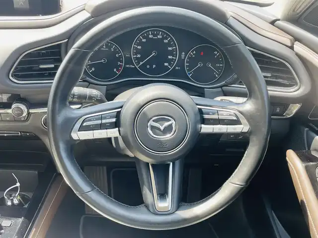 マツダ ＣＸ－３０ 20S Lパッケージ 熊本県 2022(令4)年 1.5万km プラチナクォーツメタリック 純正ナビ/・AM/FM/CD/DVD/BT/USB/HDMI/・フルセグTV/全周囲カメラ/i-ACTIVSENSE/・スマート・ブレーキ・サポート/・AT誤発進抑制制御［前進時/後退時］/・車線逸脱警報システム/レーンキープ・アシスト・システム/・先進ライト/・ブラインド・スポット・モニタリング/・後側方接近車両検知/・前側方接近車両検知/・マツダ・レーダー・クルーズ・コントロール/・クルージング&トラフィック・サポート/・ドライバー・アテンション・アラート/前席シートヒーター/・D席メモリ付きパワーシート/革巻きステアリング/・ステアリングヒーター/・パドルシフト/・ステアリングスイッチ/電動リアゲート/前後ドライブレコーダー/ETC/純正フロアマット/純正アルミホイール/電動格納ミラー/・ウインカーミラー/プッシュスタート/・スペアキー