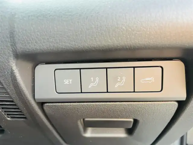 マツダ ＣＸ－３０ 20S Lパッケージ 熊本県 2022(令4)年 1.5万km プラチナクォーツメタリック 純正ナビ/・AM/FM/CD/DVD/BT/USB/HDMI/・フルセグTV/全周囲カメラ/i-ACTIVSENSE/・スマート・ブレーキ・サポート/・AT誤発進抑制制御［前進時/後退時］/・車線逸脱警報システム/レーンキープ・アシスト・システム/・先進ライト/・ブラインド・スポット・モニタリング/・後側方接近車両検知/・前側方接近車両検知/・マツダ・レーダー・クルーズ・コントロール/・クルージング&トラフィック・サポート/・ドライバー・アテンション・アラート/前席シートヒーター/・D席メモリ付きパワーシート/革巻きステアリング/・ステアリングヒーター/・パドルシフト/・ステアリングスイッチ/電動リアゲート/前後ドライブレコーダー/ETC/純正フロアマット/純正アルミホイール/電動格納ミラー/・ウインカーミラー/プッシュスタート/・スペアキー