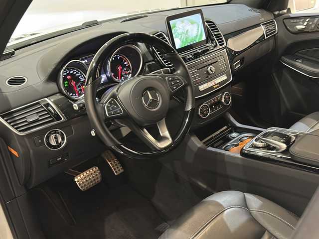 メルセデス・ベンツ ＧＬＳ５５０ 4マチックスポーツ 新潟県 2018(平30)年 2.5万km ダイヤモンドホワイト 純正8インチワイドナビ（TV/DVD/BT）/harman/kardon(14スピーカー)/360°カメラ/レーダーセーフティパッケージ/アクティブブレーキシステム/クラッシュセンサー機能/クルーズコントロール＆可変スピードリミッター/カラーマルチファクションディスプレイ/電動チルト＆テレスコピックステアリング/レインセンサー/EASY-PACK自動開閉テールゲート/メモリ付きパワーシート/AMGスポーツシート（前席）/パノラマミックスライディングルーフ/AIRマティックサスペンション/ダイナミックセレクト/AMGエアロ/AMG21インチアルミ/ランニングボード/タイヤ空気圧警告システム/LEDヘッドライト/2.0ETC