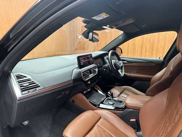 ＢＭＷ Ｘ４ xDrive 20d Mスポーツ 千葉県 2021(令3)年 6.1万km サファイアブラックP 後期型　/茶革シート　/ＡＣＣ　/ハンズオフアシスト　/ナビ　/ＴＶ　/３６０°ＨＵＤ　/シートＨ　/アダプティブＬＥＤヘッドライト　/パーキングアシストプラス　/ドライビングアシストプロフェッショナル　/電動リアゲート