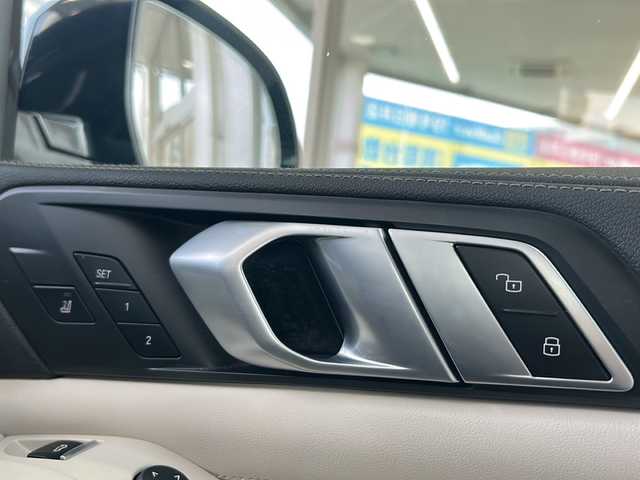 ＢＭＷ ＢＭＷ Ｘ５ xDrive 40d Mスポーツ 愛知県 2023(令5)年 1.4万km カーボンブラックM /正規ディーラー車//禁煙//ワンオーナー//D整備記録簿R6.7//harman/kardon//アクスルレベルコントロール//21インチMライトアロイYスポークホイール/RFT//12.3インチナビ/ライブコックピット//フルセグ/BT/USB/CarPlay/Spotify//ジェスチャーコントロール//パノラマビューM//360°全周囲＆リアカメラドラレコ//ミラー一体型ETC//ワイヤレスチャージング//白革シート//パワーシート/ランバーサポート/全席シートヒーター//ドライビングアシストプロフェッショナル//衝突回避被害軽減ブレーキ//渋滞時ハンズオフアシスト//ステアリングサポート・アシスト//LCA/LDW/ACC//クロスロードウォーニング//クロストラフィックウォーニング//HUD//パーキングアシストプラス//PDC//ルーフレール//HDC//DTC//パドルシフト/MTモード付きAT//スピードLIM//アンビエントライト//アダクティブLEDヘッドライト/ハイビームアシスト//コーナリングライト//リアフォグランプ//電動ハンズフリーテールゲート/コンフォートアクセス//ソフトクローズドア//プッシュスタート/デジタルキー/スペアスマートキー//オートリトラウィンカーミラー//保証書/取扱説明書