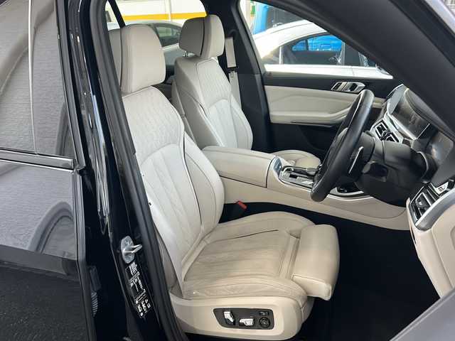 ＢＭＷ ＢＭＷ Ｘ５ xDrive 40d Mスポーツ 愛知県 2023(令5)年 1.4万km カーボンブラックM /正規ディーラー車//禁煙//ワンオーナー//D整備記録簿R6.7//harman/kardon//アクスルレベルコントロール//21インチMライトアロイYスポークホイール/RFT//12.3インチナビ/ライブコックピット//フルセグ/BT/USB/CarPlay/Spotify//ジェスチャーコントロール//パノラマビューM//360°全周囲＆リアカメラドラレコ//ミラー一体型ETC//ワイヤレスチャージング//白革シート//パワーシート/ランバーサポート/全席シートヒーター//ドライビングアシストプロフェッショナル//衝突回避被害軽減ブレーキ//渋滞時ハンズオフアシスト//ステアリングサポート・アシスト//LCA/LDW/ACC//クロスロードウォーニング//クロストラフィックウォーニング//HUD//パーキングアシストプラス//PDC//ルーフレール//HDC//DTC//パドルシフト/MTモード付きAT//スピードLIM//アンビエントライト//アダクティブLEDヘッドライト/ハイビームアシスト//コーナリングライト//リアフォグランプ//電動ハンズフリーテールゲート/コンフォートアクセス//ソフトクローズドア//プッシュスタート/デジタルキー/スペアスマートキー//オートリトラウィンカーミラー//保証書/取扱説明書