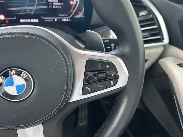 ＢＭＷ ＢＭＷ Ｘ５ xDrive 40d Mスポーツ 愛知県 2023(令5)年 1.4万km カーボンブラックM /正規ディーラー車//禁煙//ワンオーナー//D整備記録簿R6.7//harman/kardon//アクスルレベルコントロール//21インチMライトアロイYスポークホイール/RFT//12.3インチナビ/ライブコックピット//フルセグ/BT/USB/CarPlay/Spotify//ジェスチャーコントロール//パノラマビューM//360°全周囲＆リアカメラドラレコ//ミラー一体型ETC//ワイヤレスチャージング//白革シート//パワーシート/ランバーサポート/全席シートヒーター//ドライビングアシストプロフェッショナル//衝突回避被害軽減ブレーキ//渋滞時ハンズオフアシスト//ステアリングサポート・アシスト//LCA/LDW/ACC//クロスロードウォーニング//クロストラフィックウォーニング//HUD//パーキングアシストプラス//PDC//ルーフレール//HDC//DTC//パドルシフト/MTモード付きAT//スピードLIM//アンビエントライト//アダクティブLEDヘッドライト/ハイビームアシスト//コーナリングライト//リアフォグランプ//電動ハンズフリーテールゲート/コンフォートアクセス//ソフトクローズドア//プッシュスタート/デジタルキー/スペアスマートキー//オートリトラウィンカーミラー//保証書/取扱説明書
