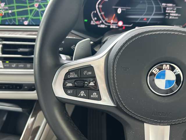 ＢＭＷ ＢＭＷ Ｘ５ xDrive 40d Mスポーツ 愛知県 2023(令5)年 1.4万km カーボンブラックM /正規ディーラー車//禁煙//ワンオーナー//D整備記録簿R6.7//harman/kardon//アクスルレベルコントロール//21インチMライトアロイYスポークホイール/RFT//12.3インチナビ/ライブコックピット//フルセグ/BT/USB/CarPlay/Spotify//ジェスチャーコントロール//パノラマビューM//360°全周囲＆リアカメラドラレコ//ミラー一体型ETC//ワイヤレスチャージング//白革シート//パワーシート/ランバーサポート/全席シートヒーター//ドライビングアシストプロフェッショナル//衝突回避被害軽減ブレーキ//渋滞時ハンズオフアシスト//ステアリングサポート・アシスト//LCA/LDW/ACC//クロスロードウォーニング//クロストラフィックウォーニング//HUD//パーキングアシストプラス//PDC//ルーフレール//HDC//DTC//パドルシフト/MTモード付きAT//スピードLIM//アンビエントライト//アダクティブLEDヘッドライト/ハイビームアシスト//コーナリングライト//リアフォグランプ//電動ハンズフリーテールゲート/コンフォートアクセス//ソフトクローズドア//プッシュスタート/デジタルキー/スペアスマートキー//オートリトラウィンカーミラー//保証書/取扱説明書