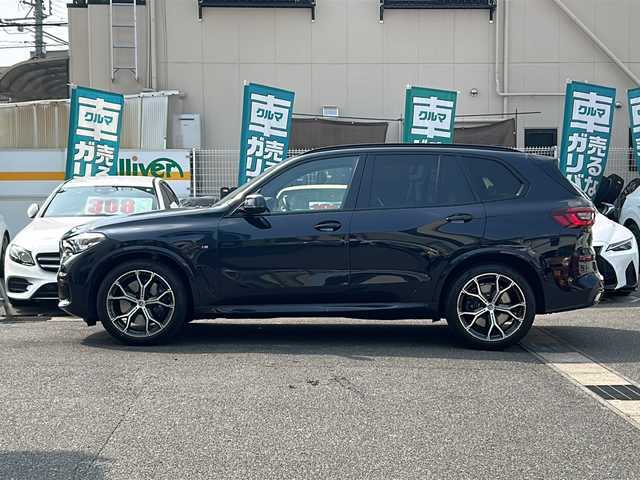 ＢＭＷ ＢＭＷ Ｘ５ xDrive 40d Mスポーツ 愛知県 2023(令5)年 1.4万km カーボンブラックM /正規ディーラー車//禁煙//ワンオーナー//D整備記録簿R6.7//harman/kardon//アクスルレベルコントロール//21インチMライトアロイYスポークホイール/RFT//12.3インチナビ/ライブコックピット//フルセグ/BT/USB/CarPlay/Spotify//ジェスチャーコントロール//パノラマビューM//360°全周囲＆リアカメラドラレコ//ミラー一体型ETC//ワイヤレスチャージング//白革シート//パワーシート/ランバーサポート/全席シートヒーター//ドライビングアシストプロフェッショナル//衝突回避被害軽減ブレーキ//渋滞時ハンズオフアシスト//ステアリングサポート・アシスト//LCA/LDW/ACC//クロスロードウォーニング//クロストラフィックウォーニング//HUD//パーキングアシストプラス//PDC//ルーフレール//HDC//DTC//パドルシフト/MTモード付きAT//スピードLIM//アンビエントライト//アダクティブLEDヘッドライト/ハイビームアシスト//コーナリングライト//リアフォグランプ//電動ハンズフリーテールゲート/コンフォートアクセス//ソフトクローズドア//プッシュスタート/デジタルキー/スペアスマートキー//オートリトラウィンカーミラー//保証書/取扱説明書