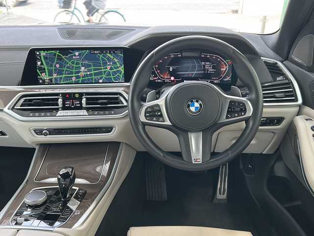 ＢＭＷ ＢＭＷ Ｘ５ xDrive 40d Mスポーツ 愛知県 2023(令5)年 1.4万km カーボンブラックM /正規ディーラー車//禁煙//ワンオーナー//D整備記録簿R6.7//harman/kardon//アクスルレベルコントロール//21インチMライトアロイYスポークホイール/RFT//12.3インチナビ/ライブコックピット//フルセグ/BT/USB/CarPlay/Spotify//ジェスチャーコントロール//パノラマビューM//360°全周囲＆リアカメラドラレコ//ミラー一体型ETC//ワイヤレスチャージング//白革シート//パワーシート/ランバーサポート/全席シートヒーター//ドライビングアシストプロフェッショナル//衝突回避被害軽減ブレーキ//渋滞時ハンズオフアシスト//ステアリングサポート・アシスト//LCA/LDW/ACC//クロスロードウォーニング//クロストラフィックウォーニング//HUD//パーキングアシストプラス//PDC//ルーフレール//HDC//DTC//パドルシフト/MTモード付きAT//スピードLIM//アンビエントライト//アダクティブLEDヘッドライト/ハイビームアシスト//コーナリングライト//リアフォグランプ//電動ハンズフリーテールゲート/コンフォートアクセス//ソフトクローズドア//プッシュスタート/デジタルキー/スペアスマートキー//オートリトラウィンカーミラー//保証書/取扱説明書