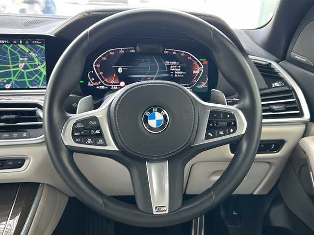 ＢＭＷ ＢＭＷ Ｘ５ xDrive 40d Mスポーツ 愛知県 2023(令5)年 1.4万km カーボンブラックM /正規ディーラー車//禁煙//ワンオーナー//D整備記録簿R6.7//harman/kardon//アクスルレベルコントロール//21インチMライトアロイYスポークホイール/RFT//12.3インチナビ/ライブコックピット//フルセグ/BT/USB/CarPlay/Spotify//ジェスチャーコントロール//パノラマビューM//360°全周囲＆リアカメラドラレコ//ミラー一体型ETC//ワイヤレスチャージング//白革シート//パワーシート/ランバーサポート/全席シートヒーター//ドライビングアシストプロフェッショナル//衝突回避被害軽減ブレーキ//渋滞時ハンズオフアシスト//ステアリングサポート・アシスト//LCA/LDW/ACC//クロスロードウォーニング//クロストラフィックウォーニング//HUD//パーキングアシストプラス//PDC//ルーフレール//HDC//DTC//パドルシフト/MTモード付きAT//スピードLIM//アンビエントライト//アダクティブLEDヘッドライト/ハイビームアシスト//コーナリングライト//リアフォグランプ//電動ハンズフリーテールゲート/コンフォートアクセス//ソフトクローズドア//プッシュスタート/デジタルキー/スペアスマートキー//オートリトラウィンカーミラー//保証書/取扱説明書