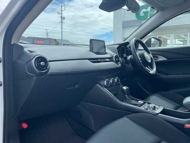 マツダ ＣＸ－３ 15S ツーリング 三重県 2021(令3)年 2.6万km スノーフレイクホワイトパールマイカ メーカーオプション/・360°ビューモニター/・フロントパーキングセンサー/・CD/DVD/地デジTV/1オーナー/アドバンスドスマートシティブレーキサポート/後退時スマートシティブレーキサポート/AT誤発進抑制制御/ブラインドスポットモニタリング/リアパーキングセンサー/車線逸脱警報システム/純正SDナビ/フルセグTV/【CD/DVD/Bluetooth/USB/AUX】/バックカメラ/ETC/前後ドライブレコーダー/オートライト/ハイビームコントロールシステム/LEDヘッドランプ/シグネチャーLEDランプ/215/60R16インチ純正AW/プッシュスタート/スマートキー/純正フロアマット