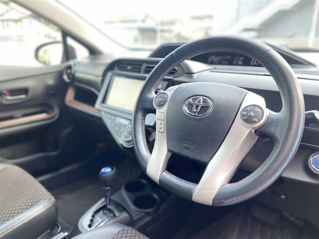 トヨタ アクア X－URBAN 千葉県 2015(平27)年 7.5万km スーパーレッドⅤ 純正9インチナビ　/フルセグ　/シートヒーター　/スマートキー　/バックカメラ　/ハーフレザー　/ETC  /LED  /純正16インチAW  /社外フロアマット